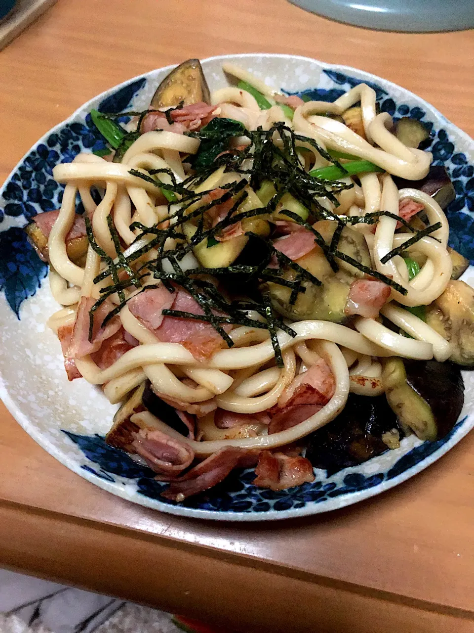 なすとベーコンのやきうどん|黒蜜きなこさん