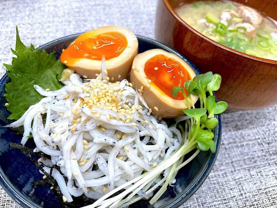 釜揚げしらす丼と貝汁です😋|みほままこさん