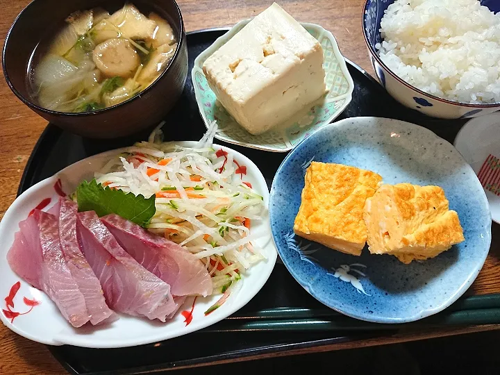 お刺身(ひらまさ)
だし巻き
冷奴
お汁(水菜 玉葱 うすあげ 麩)|たつかばさん