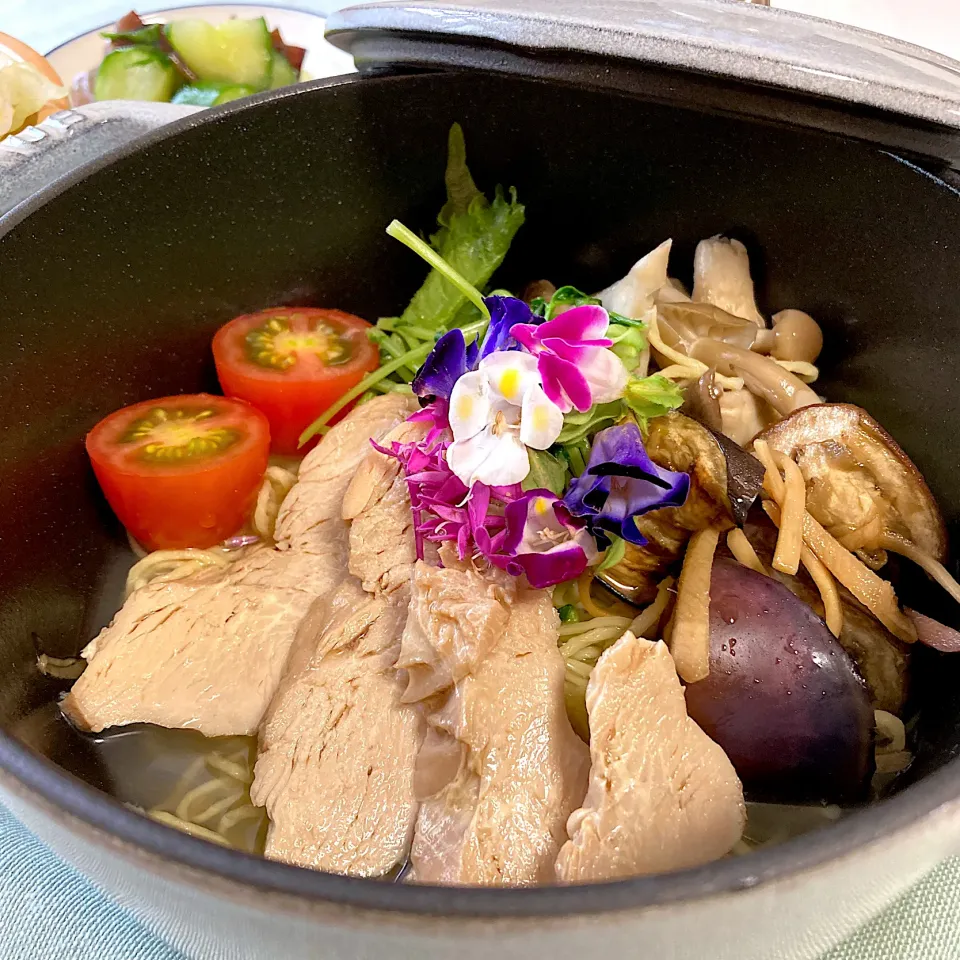 冷静麺 ストウブ 鶏胸チャーシュー 鶏塩麺|まみさん