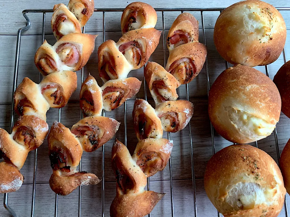 ベーコンエピ＆クリームチーズパン🥖朝ごはんに焼きたてパン|いちごさん