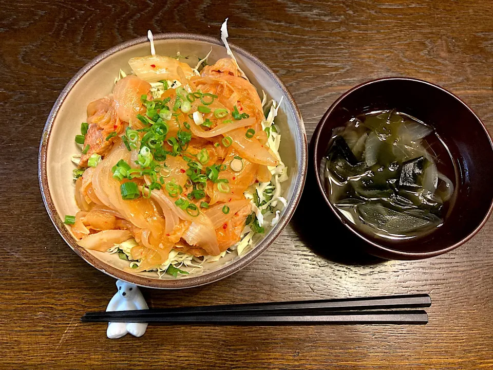 豚キムチ丼、わかめスープ|カドラさん