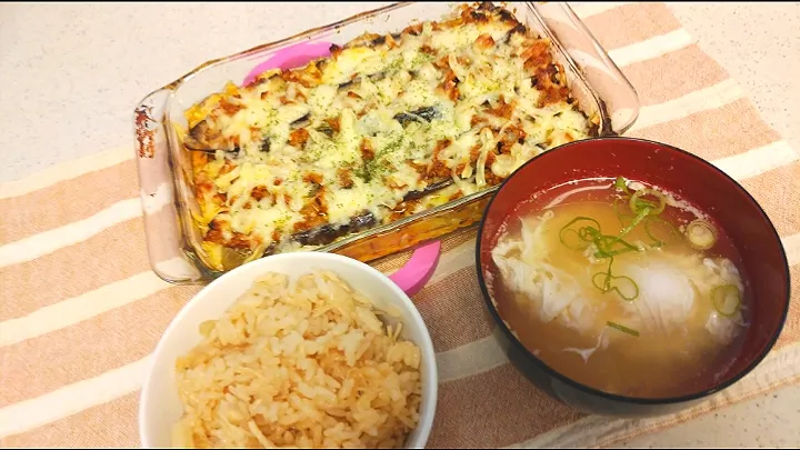 💕茄子とミートソースのミルフィーユ・帆立貝柱(缶詰)と大根の炊き込みご飯・味噌汁💕|yuiママさん