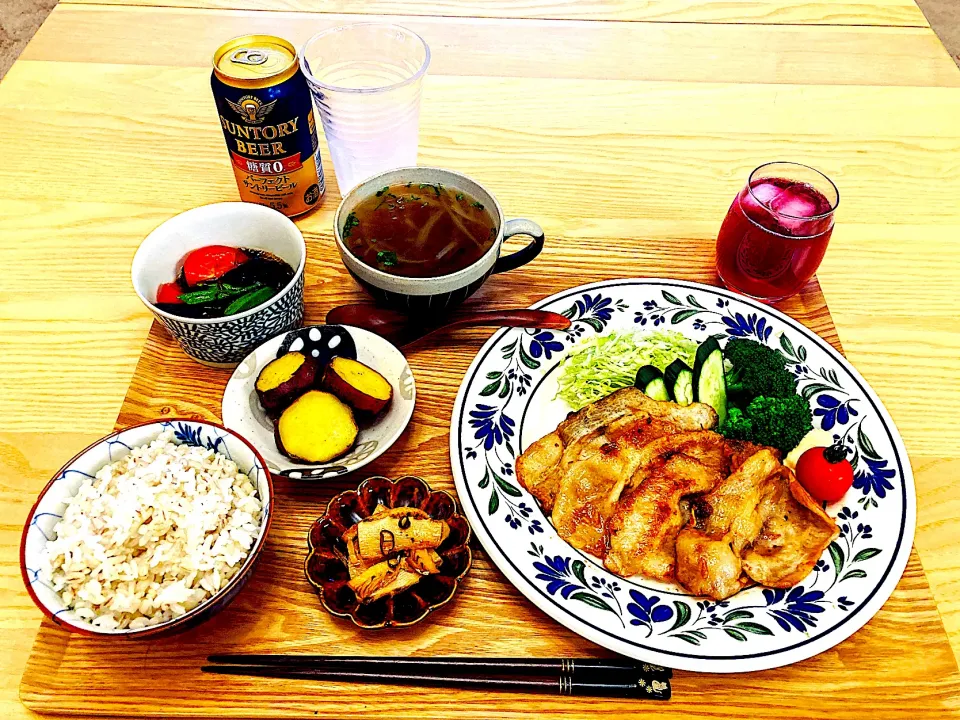 今日の夕食　豚の味噌漬け　さつまいものレモンバター煮　夏野菜のもずく和え　自家製メンマ　玉ねぎとマッシュルームのコンソメスープ　もち麦ごはん　紫蘇ジュース|ふわ猫はなちゃんさん