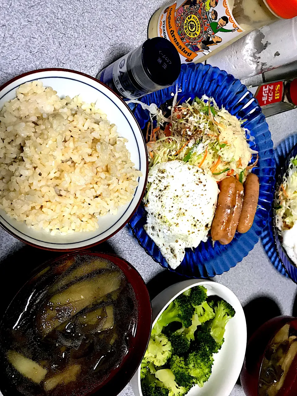 油の染みた茄子最強！ #夕飯　ロウカット玄米ご飯、目玉焼き(ターンオーバーじゃないやつ)、キャベツピーマン人参サラダ(ペスカドレッシング、塩花椒)、ウインナー、ブロッコリー浅漬け、炒め茄子昆布味噌汁|ms903さん