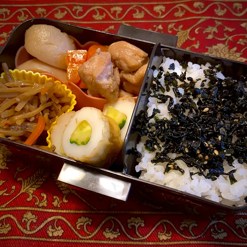 里芋と鶏肉の煮物と、きんぴら牛蒡と、竹輪胡瓜と、紫蘇入りワカメご飯弁当|もえさん