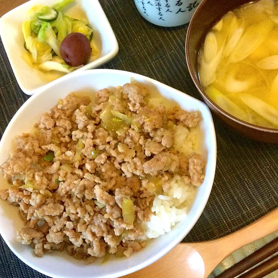 2021年7月8日男前美容師の手作り朝ごはん　そぼろご飯　豆腐とネギの味噌汁　キャベツとキュウリ浅漬け　田舎梅干し　今日も美味しくいただきました😄|Booパパさん