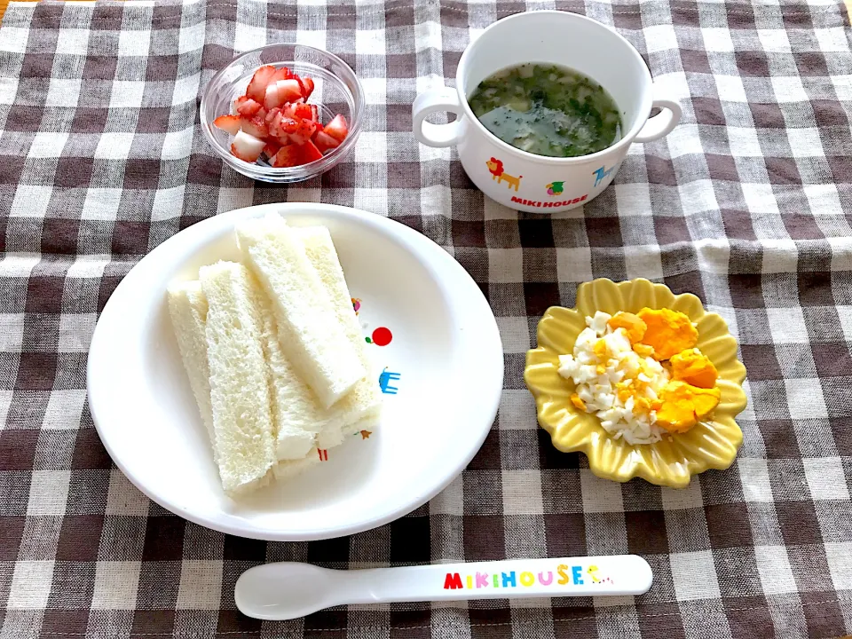 【離乳食】野菜スープ、食パン、いちご、ゆでたまご|sayaさん