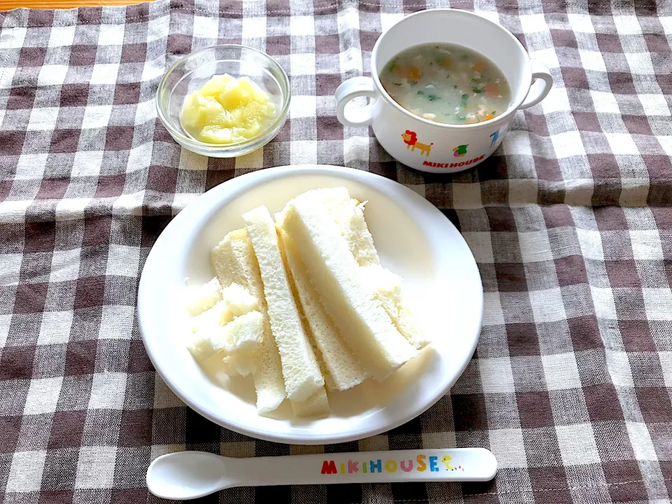 【離乳食】鶏ひき肉のコンソメスープ、食パン、キウイ|sayaさん