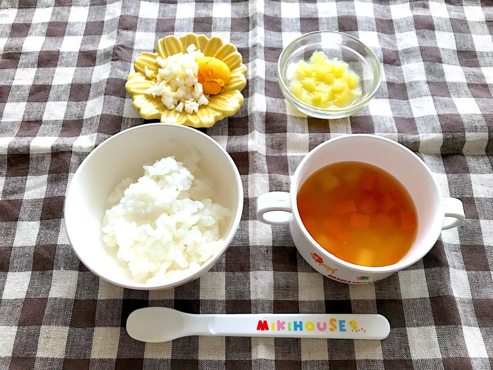 【離乳食】じゃがいもとにんじんのお味噌汁、おかゆ、ゆでたまご、キウイ|sayaさん