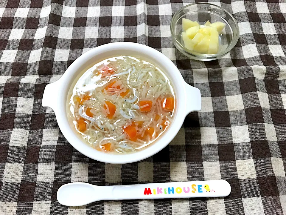 【離乳食】にんじんとしらすのそうめん、もも|sayaさん