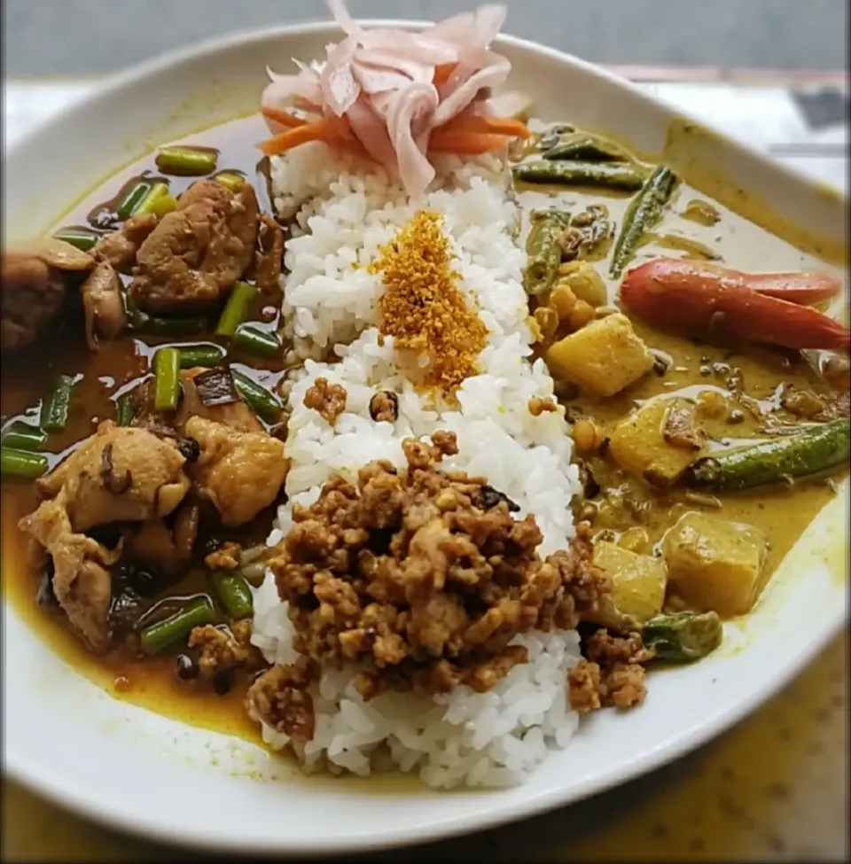 バターチキンブラックペッパーカレーとインゲンとじゃがいものミックスダルカレーのあいがけカレーwithタコさんウインナー🐙|ふじわらたくやさん