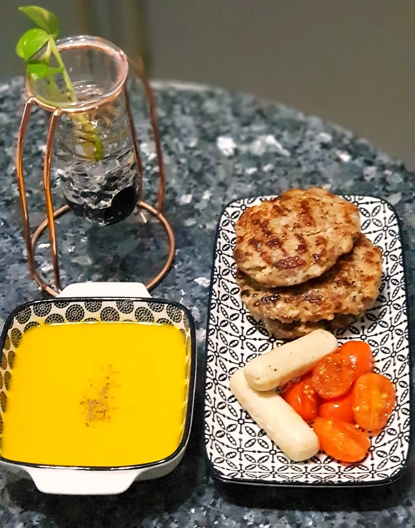 Pumpkin soup + A hearty meal of pork patties & chicken sausages.|DC🍽 cooking*mamaさん