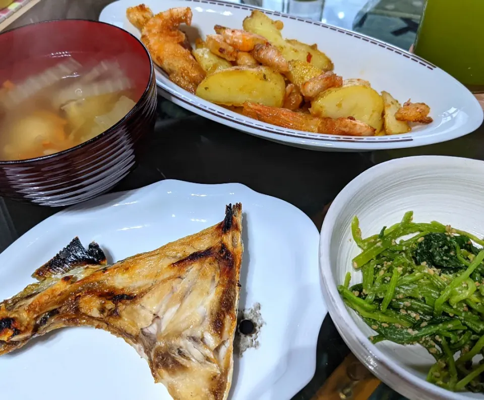 Snapdishの料理写真:ブリかまの塩焼き
ほうれん草ごまあえ
肉だんごのしょうがスープ
海老とポテトのアヒージョ
納豆|maaさん