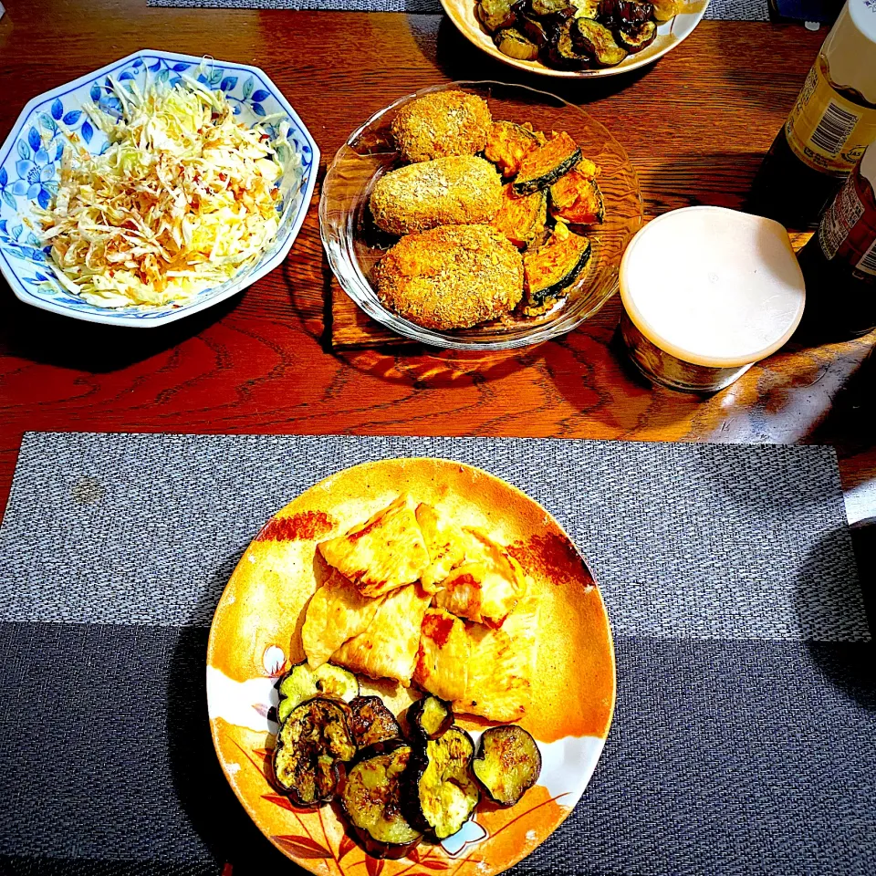 Snapdishの料理写真:鶏胸肉のガリマヨ醤油焼き、焼き茄子、昨夜の残りのひよこ豆コロッケ、キャベツの胡麻マヨサラダ、|yakinasuさん