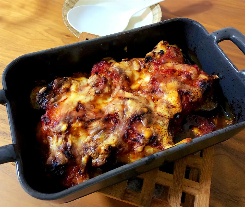 残り物ハンバーグとトマト缶半分のナスジャガチーズぶっかけオーブン焼き|こんぶさん