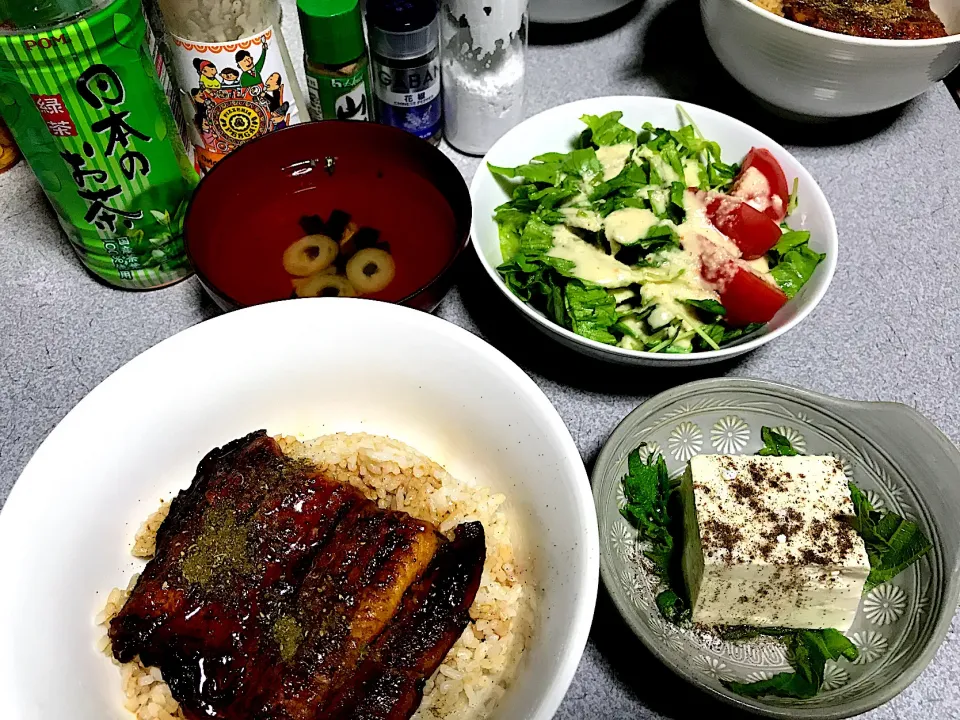 うなどーーーん！ #夕飯　うなロウカット玄米ご飯丼、お吸物、しそ冷奴(塩花椒で)、レタストマトサラサ (あのドレッシングで)|ms903さん