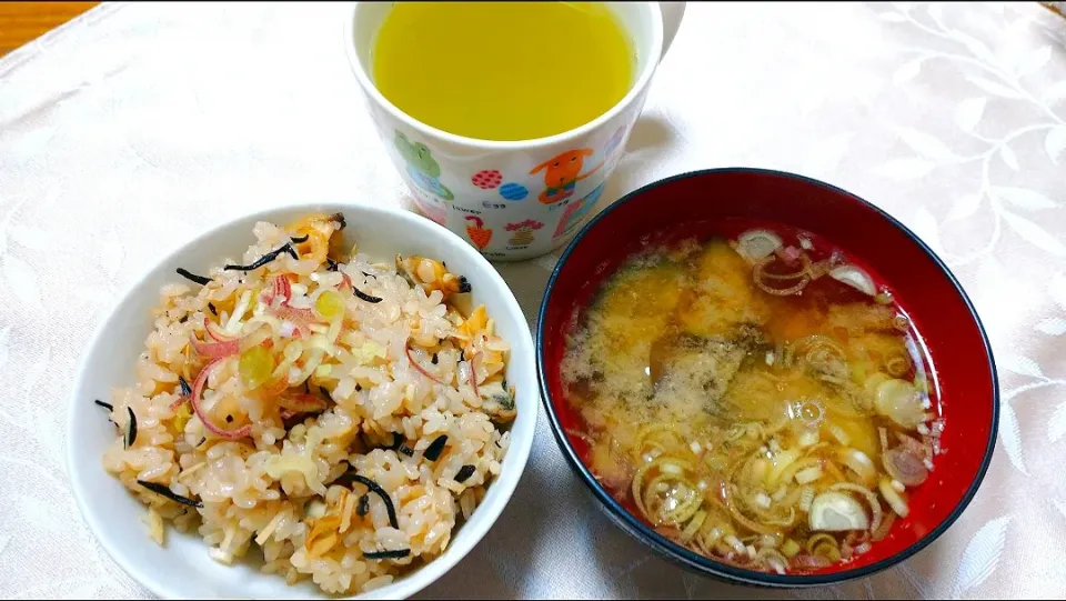 あさりとひじきの炊き込みご飯🍚|卯月さん