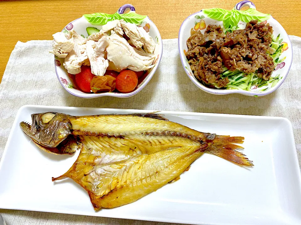 黒むつの開き、胡瓜の牛しぐれ煮のせ、チキンほぐし🐓|1614さん