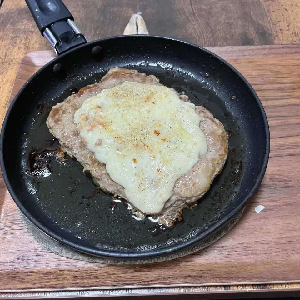 Snapdishの料理写真:牛脂入りハンバーグチーズ乗せ|伊トKenさん