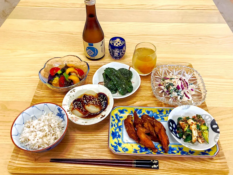 今日の夕食　手羽中のスパイシーチキン　レッドオニオンとワカメとツナのマヨポン和え　ピーマンの塩炒め　夏野菜ともずくのポン酢和え　ふろふき大根　蒸し鶏ときゅうりと大葉の梅おかか和え　もち麦ごはん　梅シロップの炭酸割り|ふわ猫はなちゃんさん