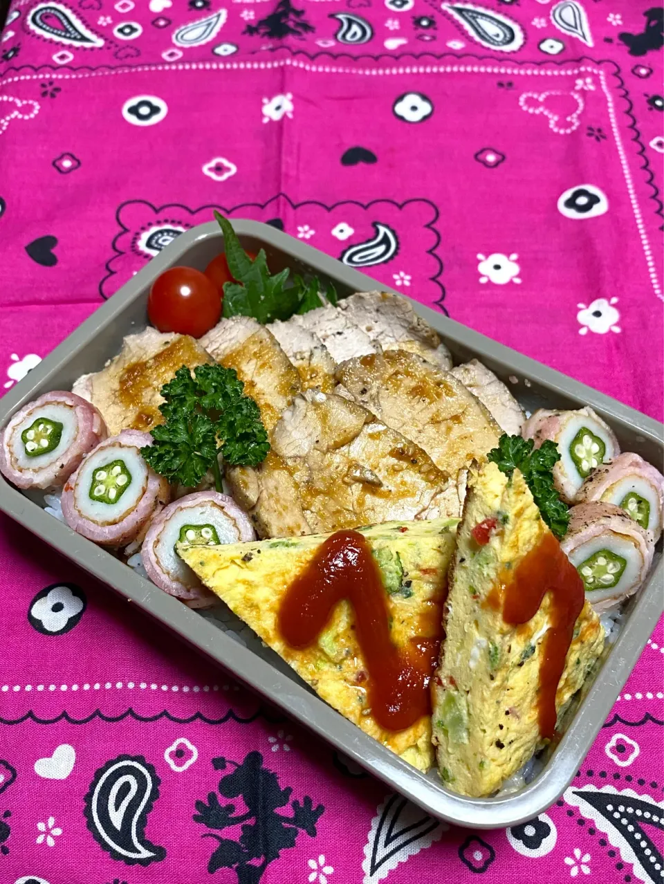 息子のお弁当(強制～少しだけ残った野菜のオープンオムレツ&オクラ竹輪の肉巻き😁)|かあたんさん