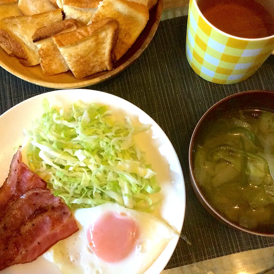 2021年7月9日男前美容師の手作り朝ごはん　ベーコンエッグ🥓🍳　頂き物美味しいパン🍞　野菜スープ　今日も美味しくいただきました😄|Booパパさん