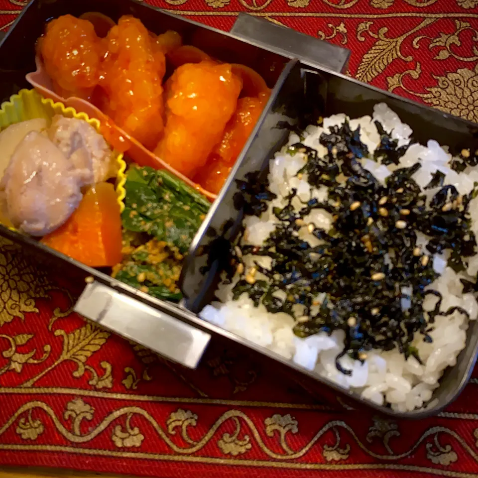 エビチリと、里芋と鶏肉の煮物と、小松菜の胡麻和えと、紫蘇入りわかめご飯弁当|もえさん