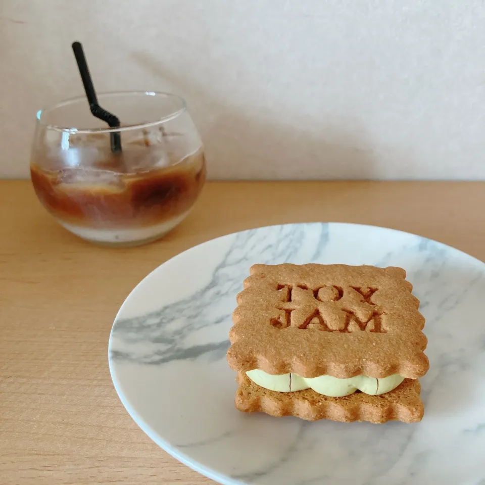 ピスタチオクリーム&ラズベリージャムのクッキーサンド🍪☕️|ちゃみこさん