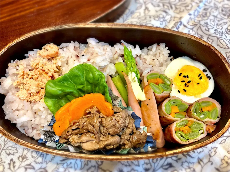 サラ弁　　　　　　　　　　　　　　　　　　牛肉の焼肉のタレ炒め　インゲン豆と人参のベーコン巻き　茹で卵　アスパラ　ソーセージ|じゅんさんさん