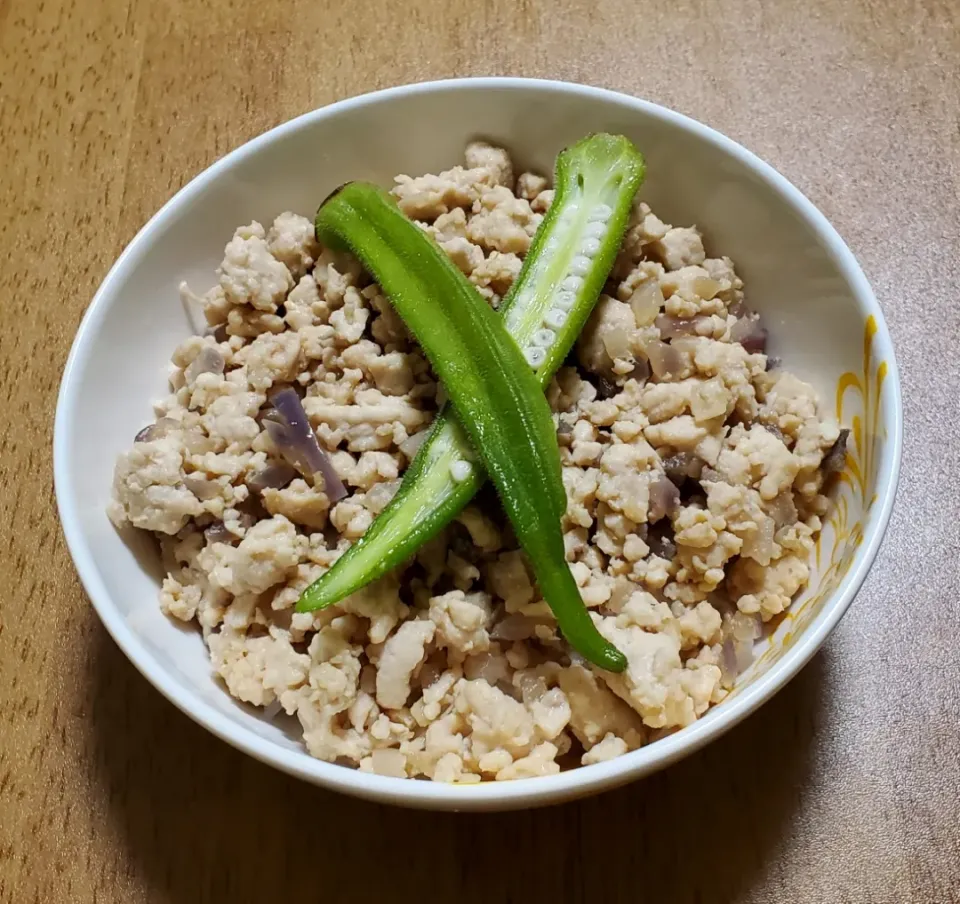 レッドオニオン入り鶏そぼろとオクラの丼|ナナさん