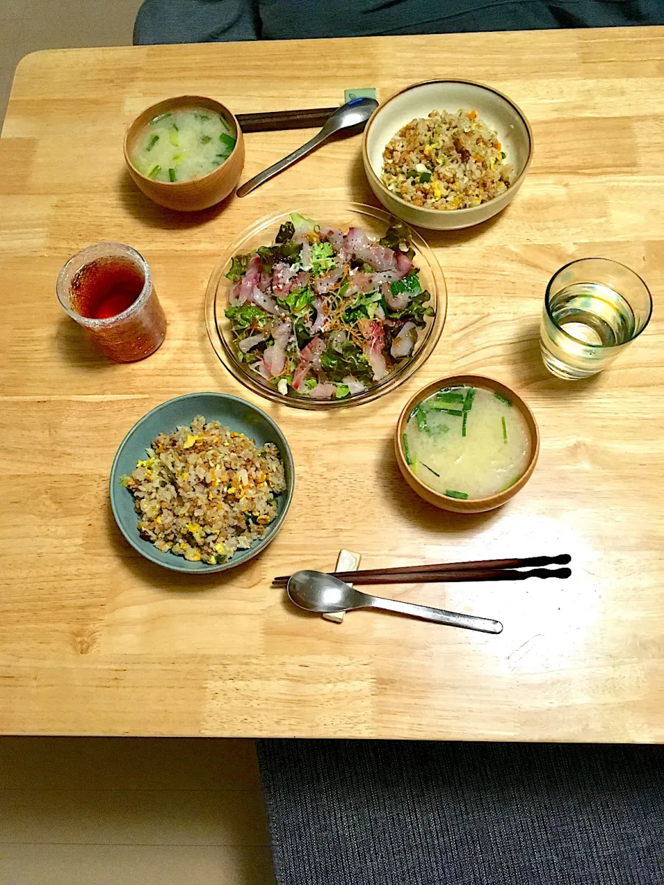 Snapdishの料理写真:キムチ炒飯と鯛のカルパッチョ、お味噌汁😋|さくたえさん