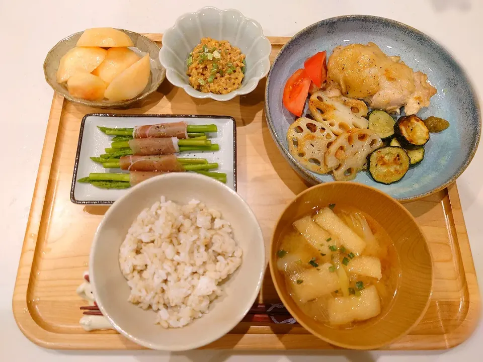 チキンソテー（蓮根、ズッキーニ添え）、納豆、アスパラの生ハム巻き、味噌汁、桃|sorsmdさん