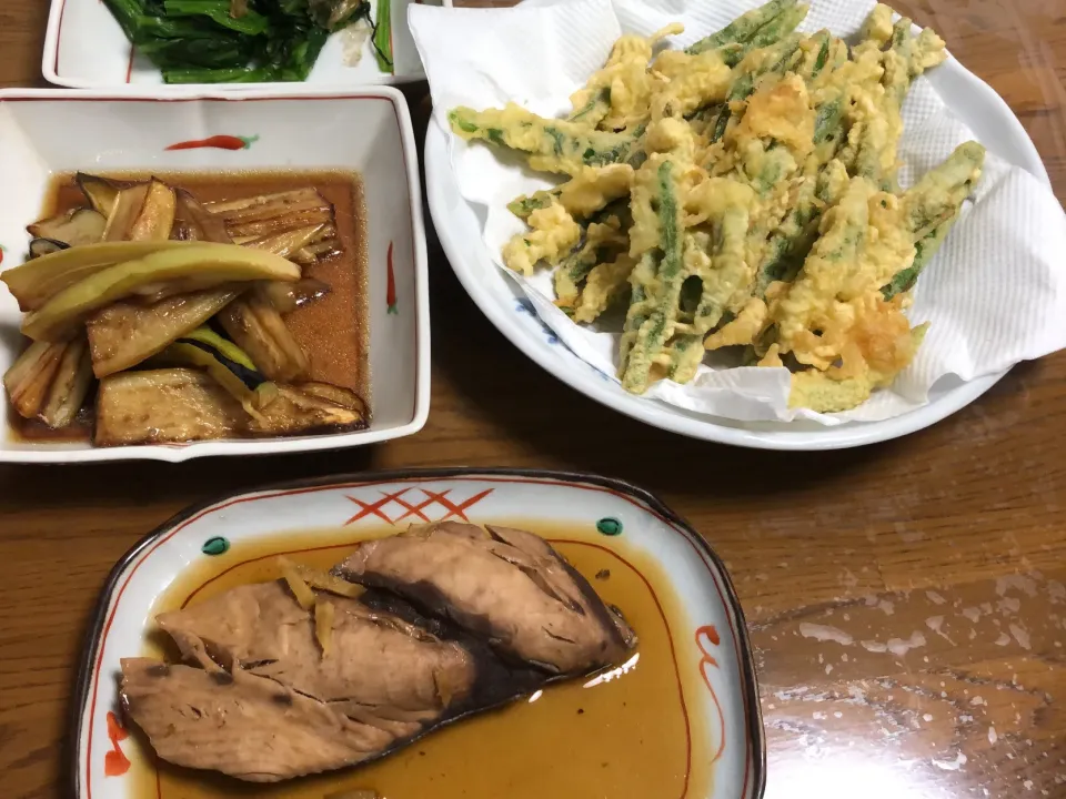 晩ご飯　ぶりの煮付け　インゲン天ぷら　ナスのあげび　ほうれん草のおひたし|yukiさん