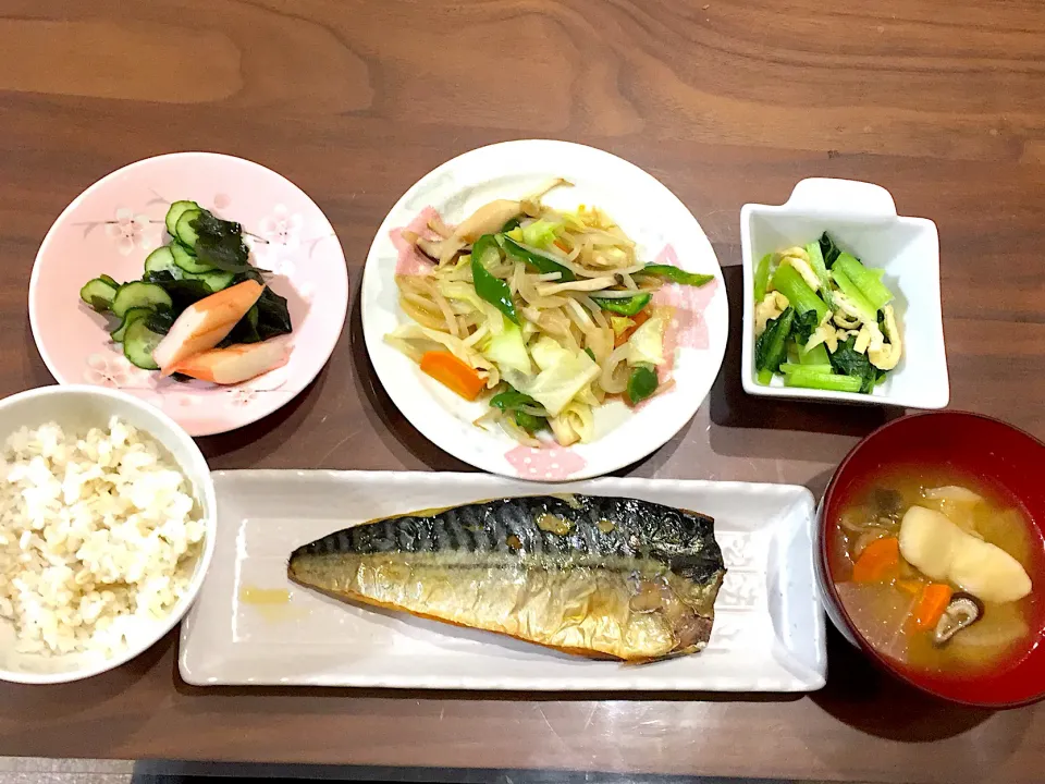 塩サバ すいとん汁 小松菜と揚げのさっと煮 野菜炒め カニかまときゅうりの酢の物|おさむん17さん