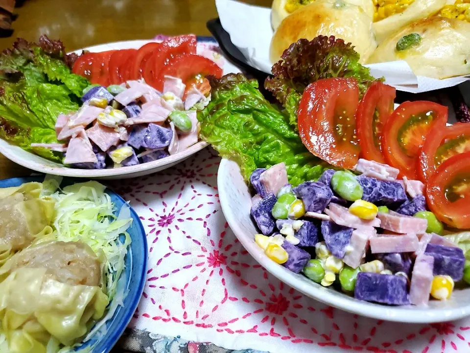 シャドークイーン(紫じゃがいも)の夏野菜サラダ🍅🌽|みよぱさん