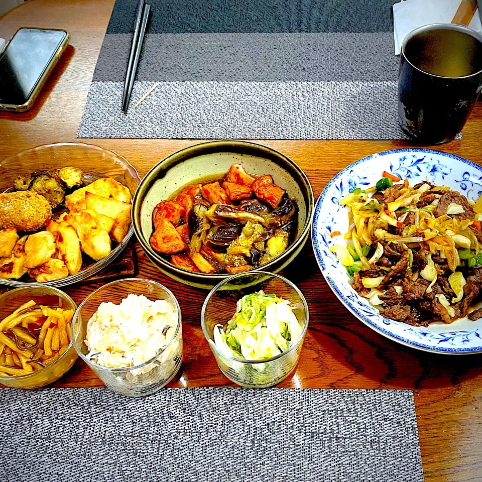 Snapdishの料理写真:ソフトカルビと野菜の焼き肉、茄子と生姜天の煮付け、昨夜の残り物、常備菜、漬物|yakinasuさん