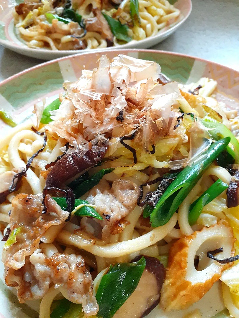 塩昆布入りの焼きうどん！梅醤油味😊|fumfumさん