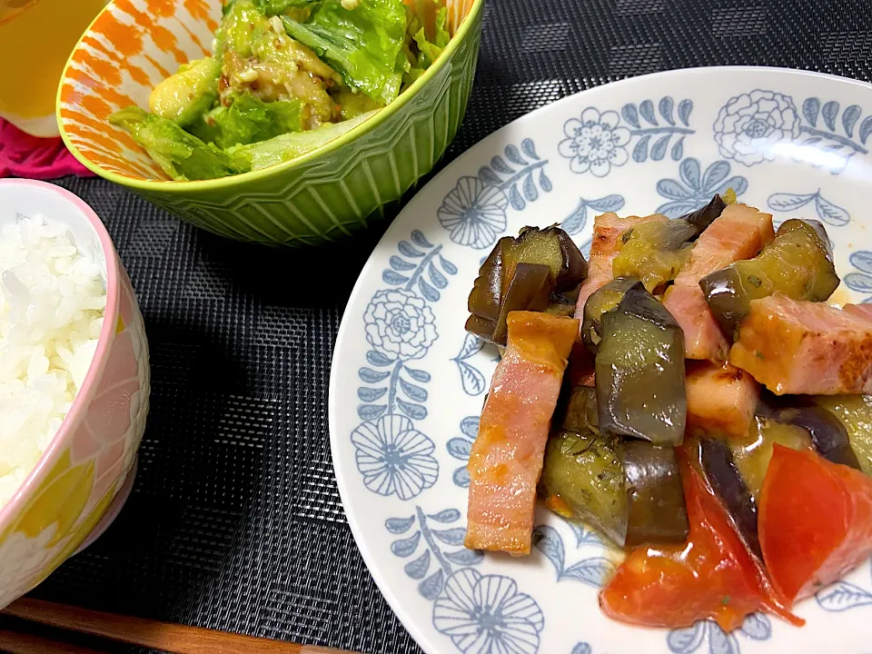 なすとベーコンのオリーブオイル炒め、チキンのおかずサラダ|ゆうさん