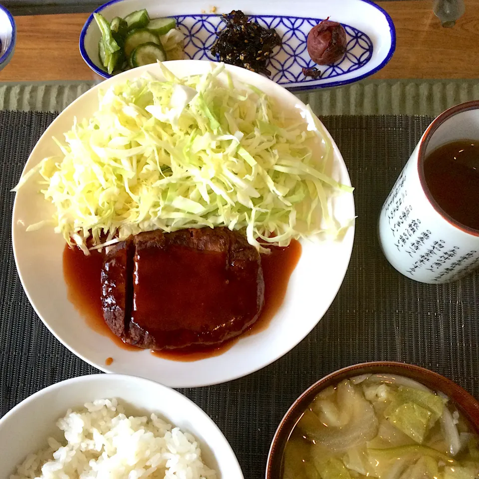 Snapdishの料理写真:2021年7月10日　男前美容師の手作り朝ごはん　マルシンハンバーグ高級風　野菜スープ　田舎梅干し　キュウリ浅漬け　今日も美味しくいただきました😄|Booパパさん