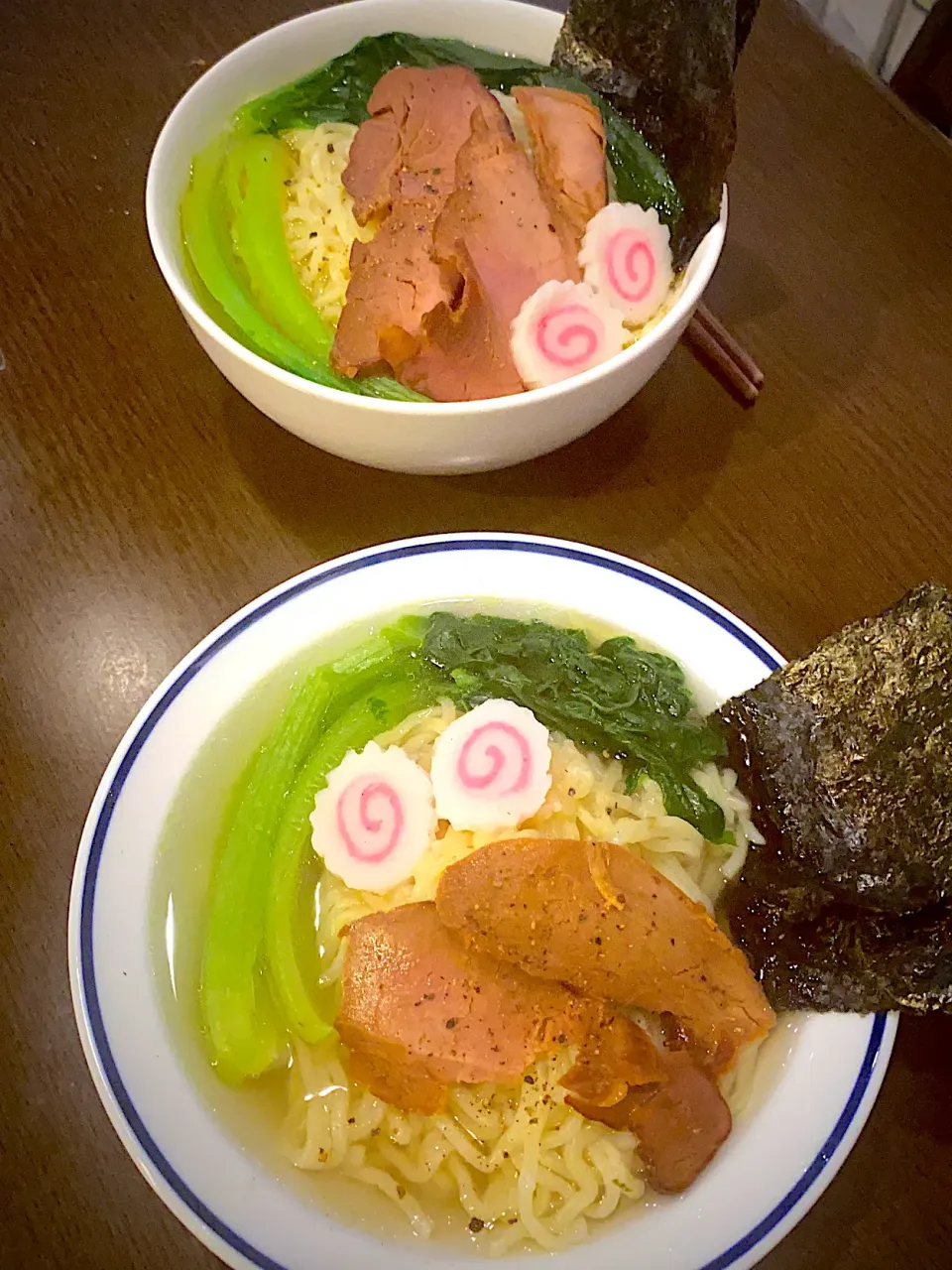 Snapdishの料理写真:鶏ガラ塩ラーメン　焼豚　焼き海苔　ナルト🍥|ch＊K*∀o(^^*)♪さん