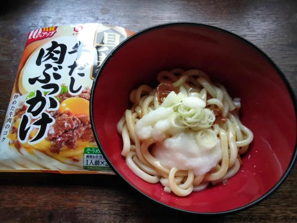 キッコーマンの具麺　牛だし肉ぶっかけをうどんに和えて、とろろとおろし大根とねぎをのせました😊|にんにくと唐辛子が特に好き❤️(元シャリマー)さん