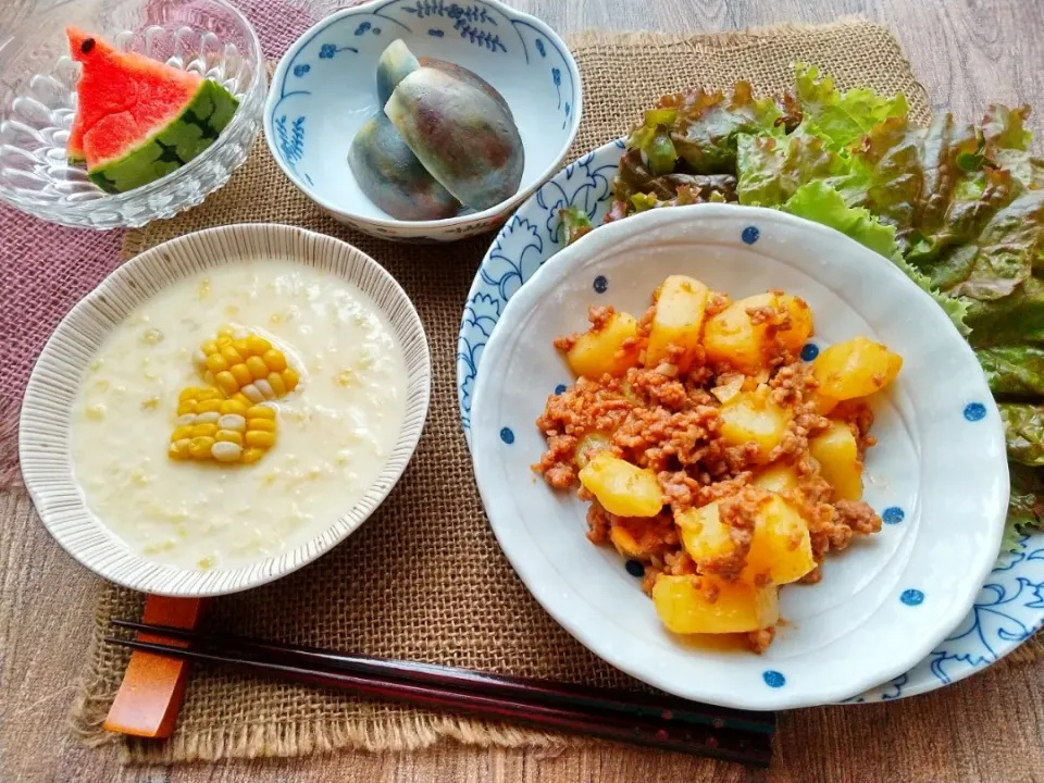 Snapdishの料理写真:じゃがいもとひき肉のオイケチャ炒めをサラダ菜で包みながら食べるや〜つ|真希さん