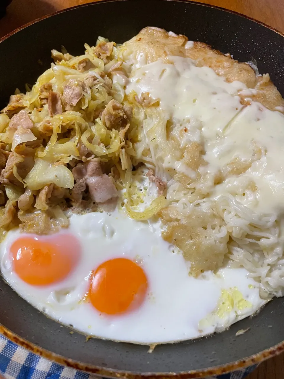 Snapdishの料理写真:焼きそうめんとカレー炒めwith目玉焼き|yukirinさん