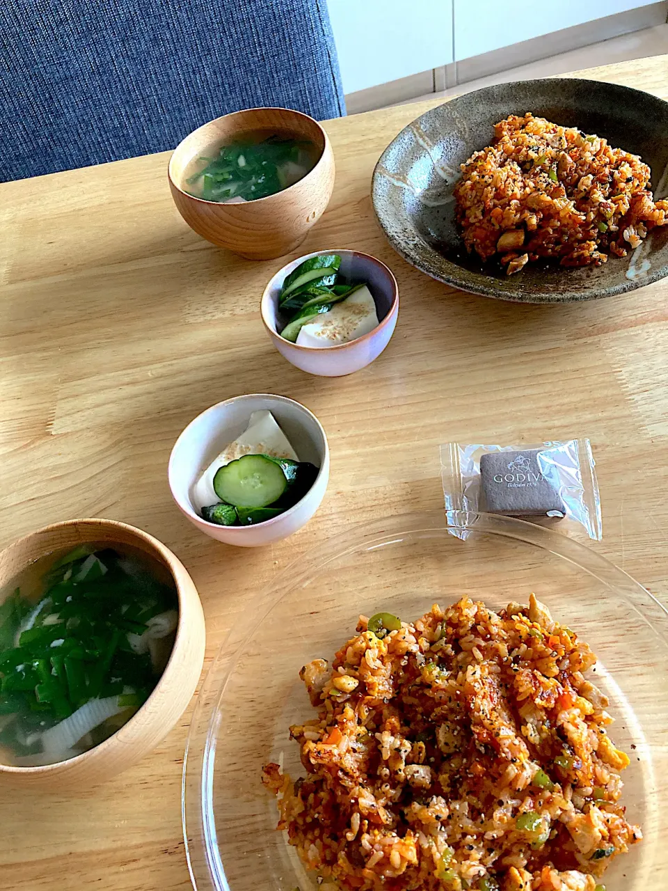 麻辣醤ピラフ❤️みょうがとにらとカニカマの塩麹スープ❤️冷奴❤️GODIVAの焼き菓子|さくたえさん