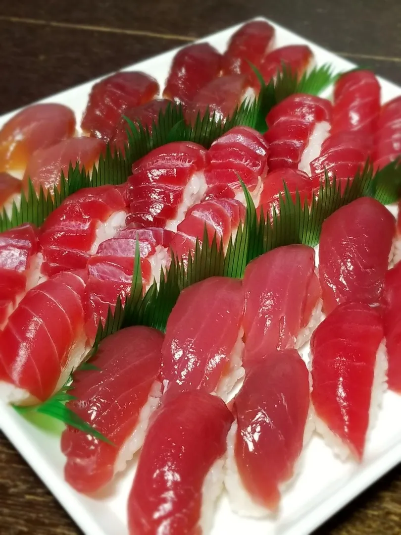 Snapdishの料理写真:生本マグロ三昧にぎり|ぱんだのままんさん