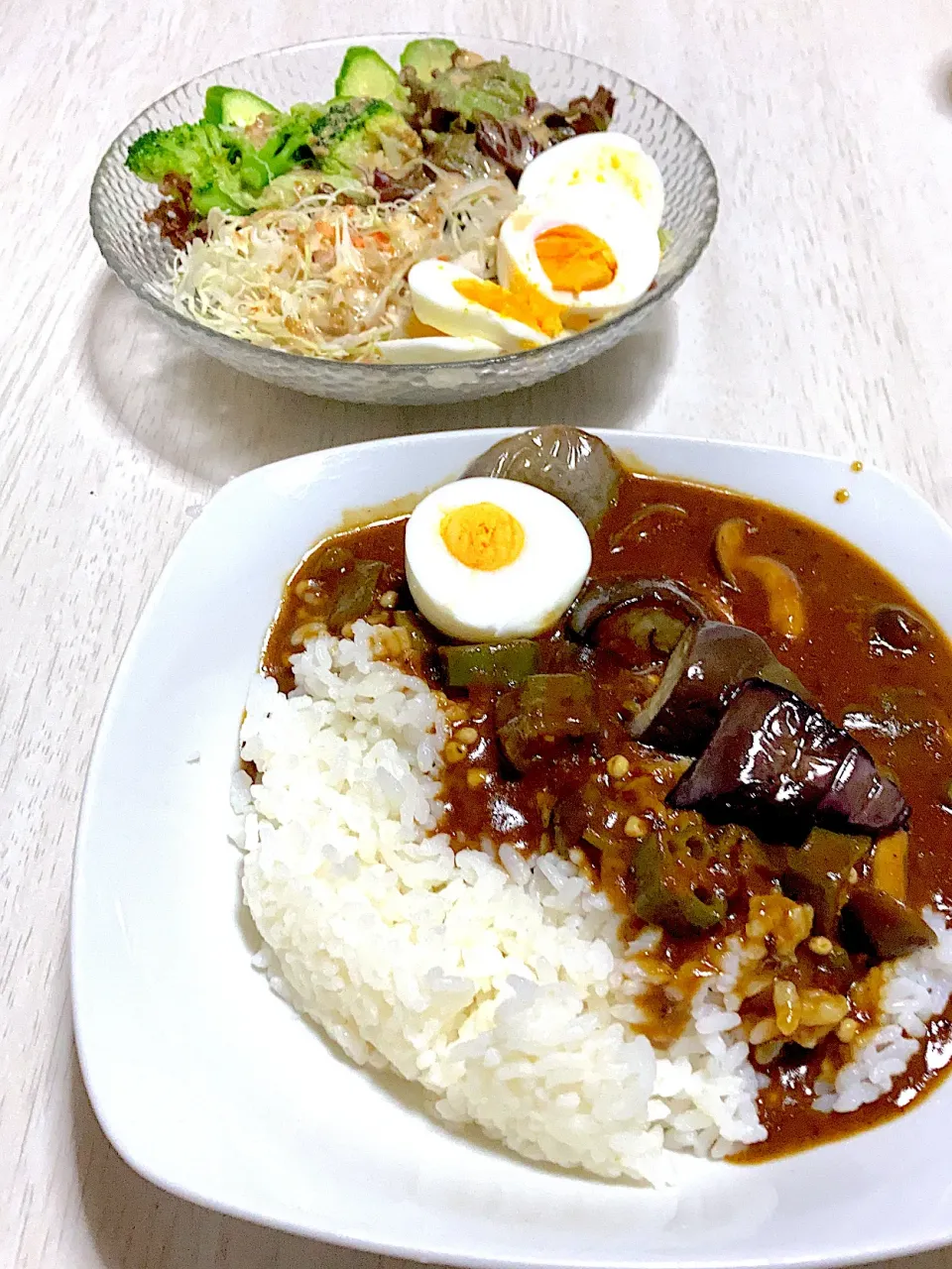 Snapdishの料理写真:夏野菜カレー（オクラ、ナス、キノコ）野菜サラダ|Ayaさん