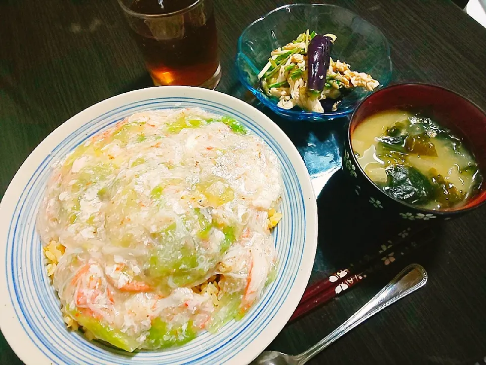 淡雪カニあんかけチャーハン、大根とわかめの味噌汁、ナスと蒸し鶏のピリ辛和え|サトリさん