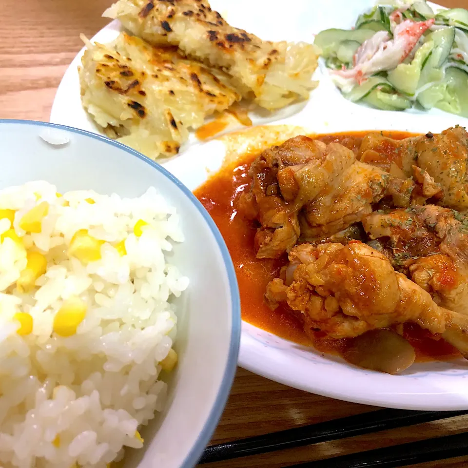 鶏手羽元のトマト煮込み、胡瓜とカニカマのマヨサラダ、焼きハッシュドポテト、とうもろこしご飯|caoさん