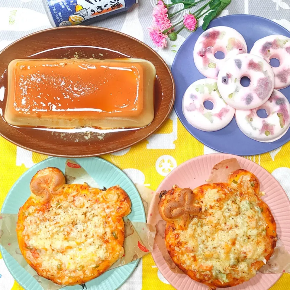 イタリアン風ダーリン料理🇮🇹
大豆粉のクマたんﾋﾟｯﾂｧｰ(｢🍕･ω･)｢🍕
クリチ入りイタリアンプリン🍮
ヨーグルトのフルーツドーナツアイス🍨|キャサリンさん